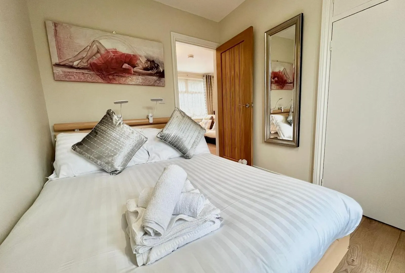 Modern Cosy Home Limeslade Bay Pass The Keys The Mumbles United Kingdom